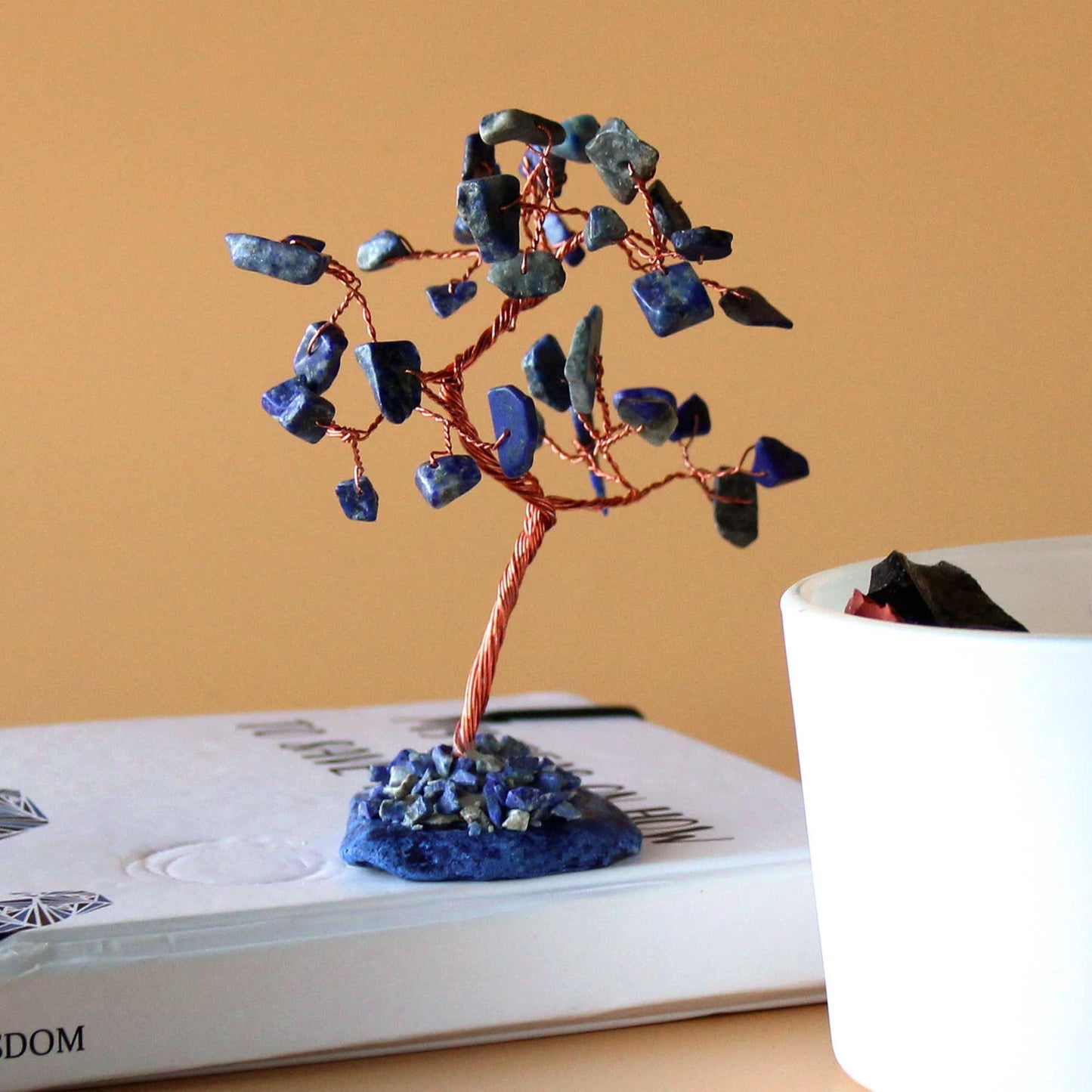 Edelsteinbaum – Sodalith auf blauem Achatsockel (35 Steine)