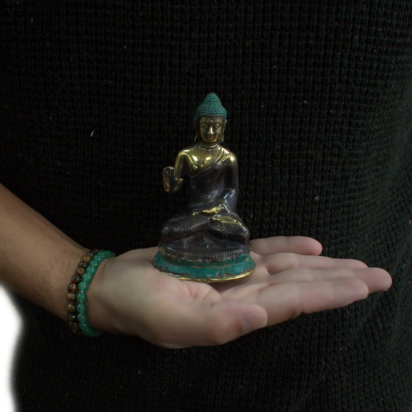 Sitzender Buddha mit erhobener Hand