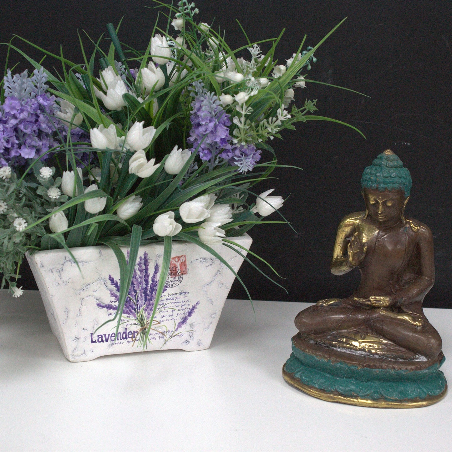 Sitzender Buddha mit erhobener Hand
