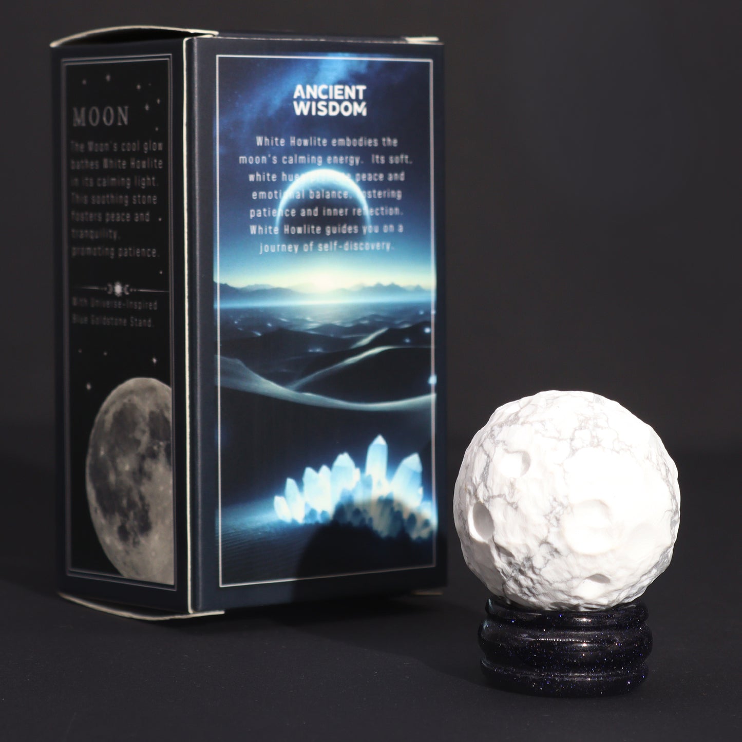 Weißer Howlith-Planet auf einem Sola-Goldstone-Ständer (MOND)