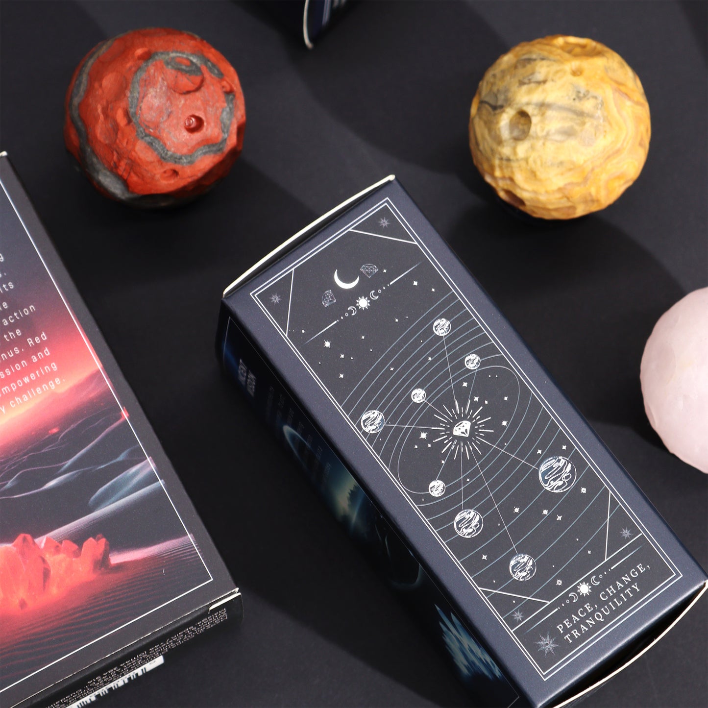 Weißer Howlith-Planet auf einem Sola-Goldstone-Ständer (MOND)