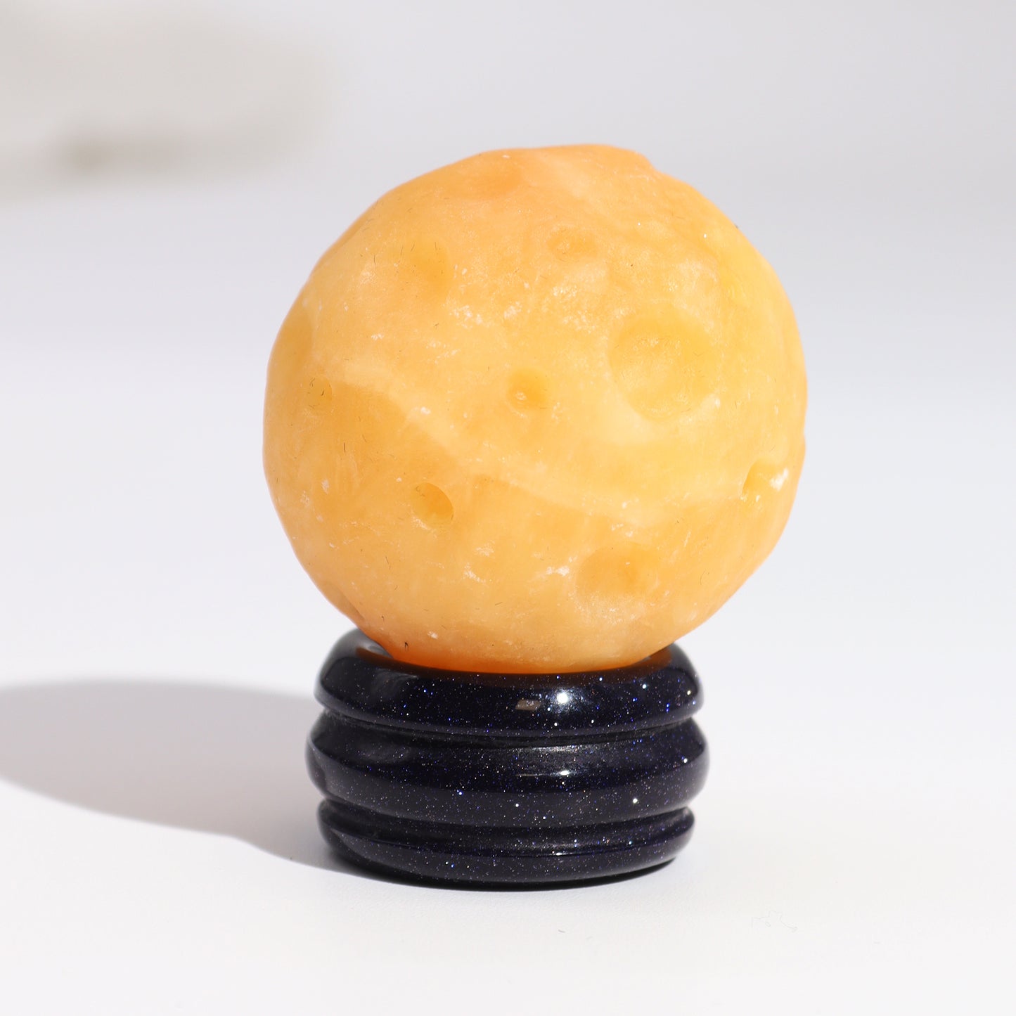 Gelber Jadeplanet auf einem Sola-Goldstone-Ständer (SATURN)