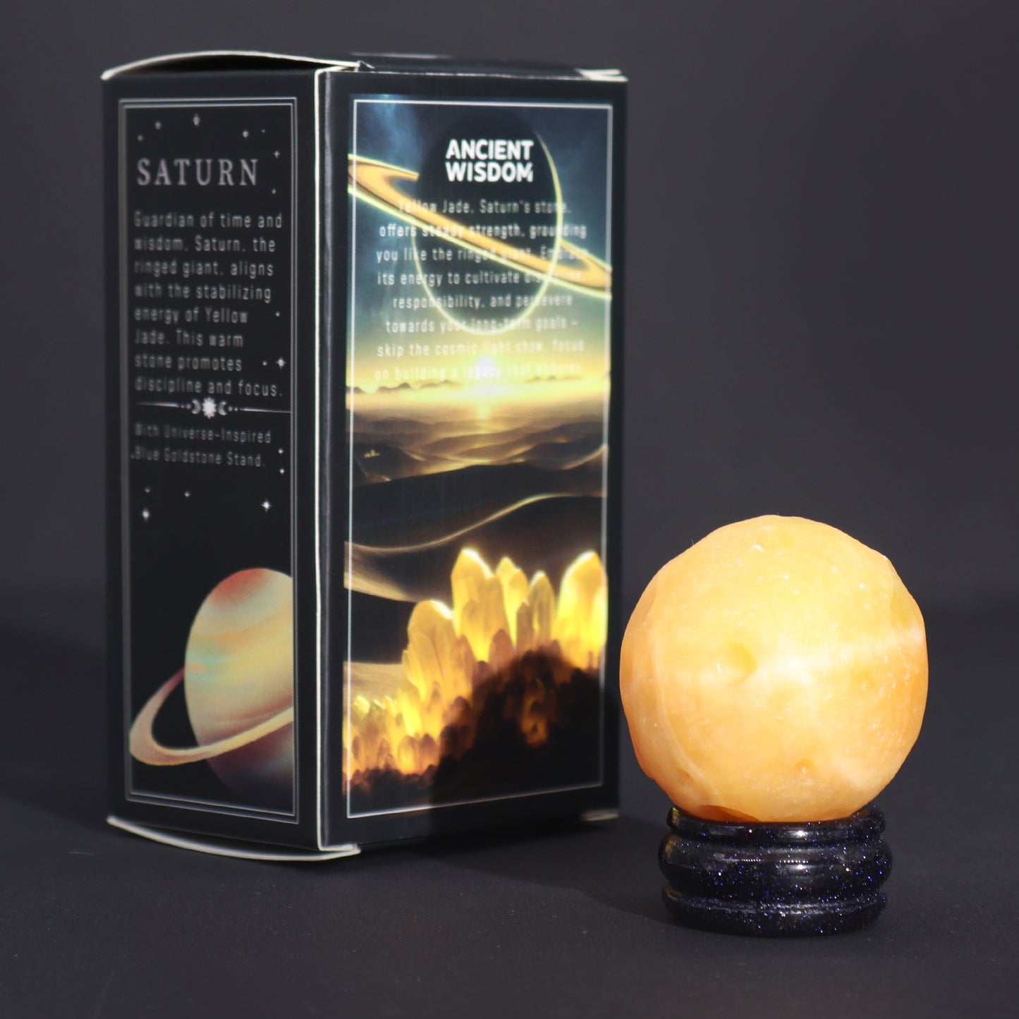 Gelber Jadeplanet auf einem Sola-Goldstone-Ständer (SATURN)