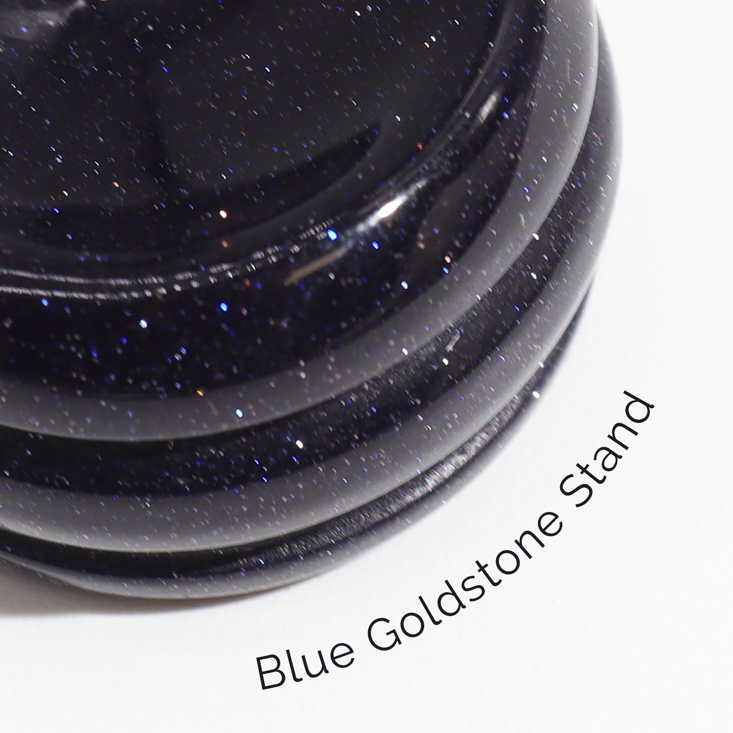 Gelber Jadeplanet auf einem Sola-Goldstone-Ständer (SATURN)