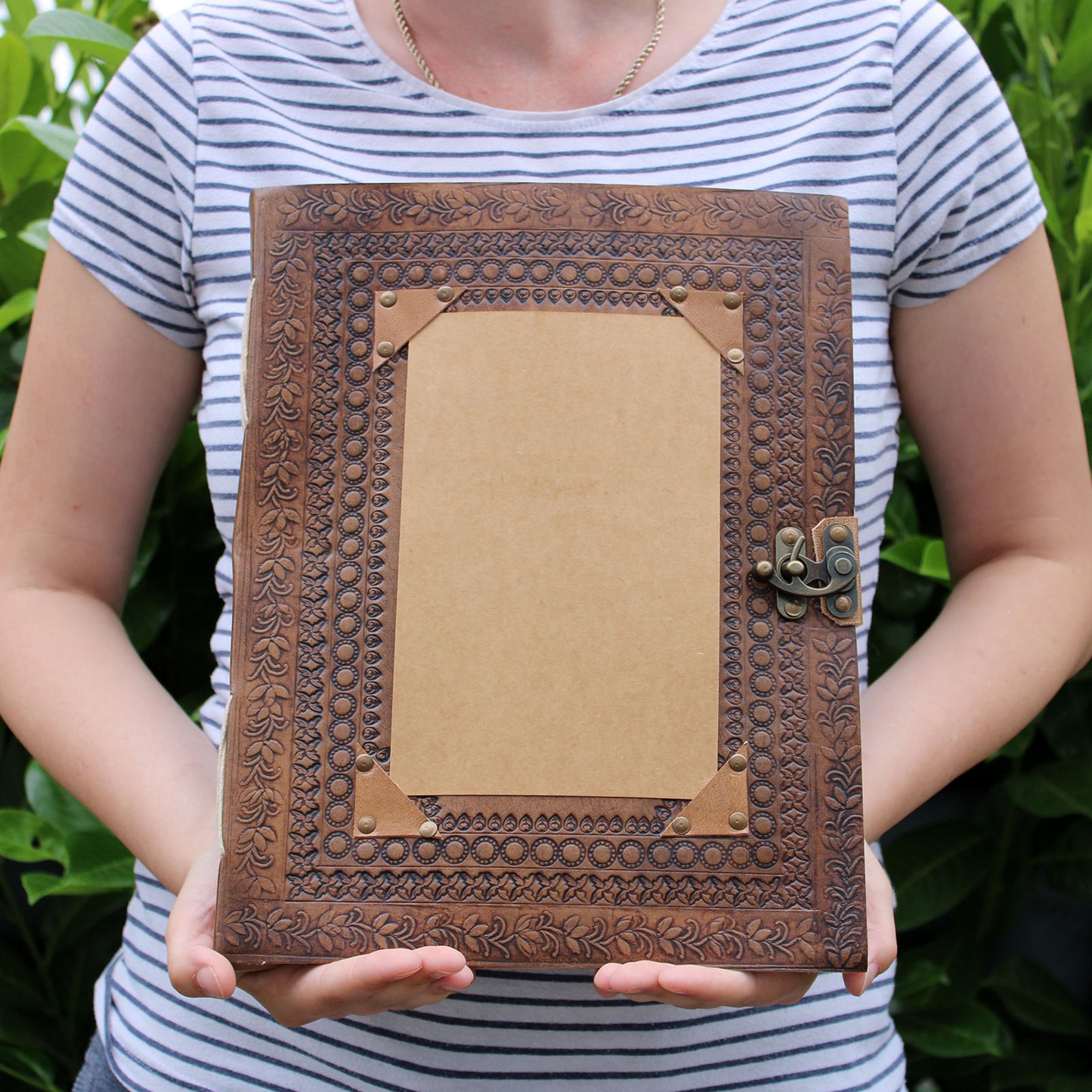 Riesiges, individuell anpassbares Besucherbuch aus Leder, 10 x 13 (200 Seiten)