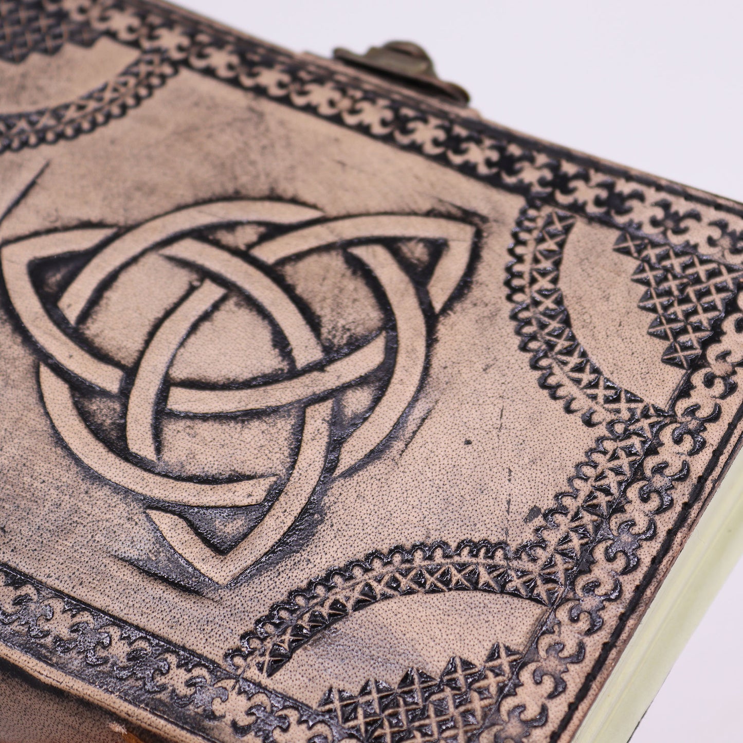 Circle Triquetra – Esoterisches Notizbuch – Antikgrau – 200 Seiten Stichkante – 17,5 x 12,5 x 3 cm