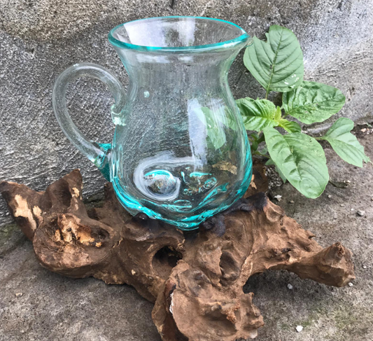 Geschmolzenes Glas auf Holz - Wasserkrug