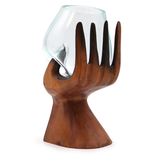 Geschnitzte Hand mit geschmolzener Glasschale