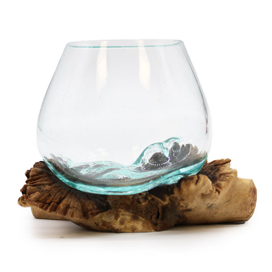 Geschmolzenes Glas auf seltenem Parasitenholz