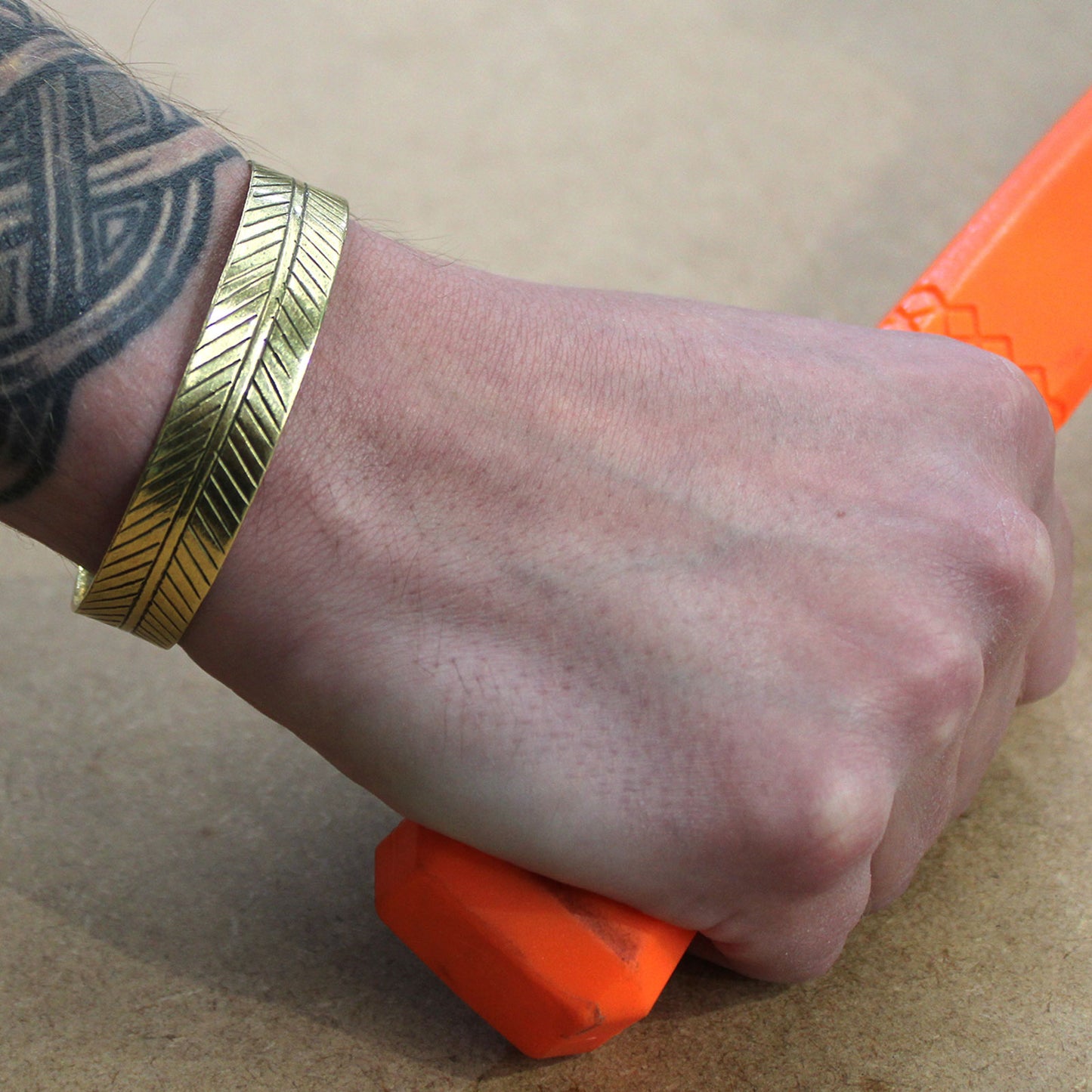 Tibetisches Messingarmband - Breites Stammesblatt