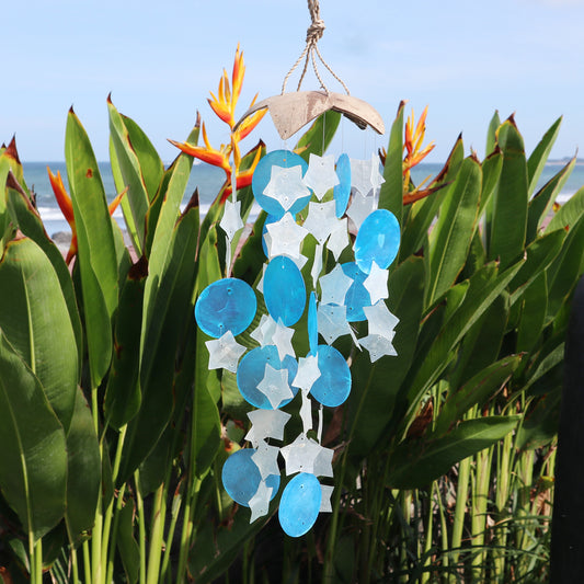 Windspiele aus Kokosnuss und Capiz – Blaue und weiße Sterne – 30 cm