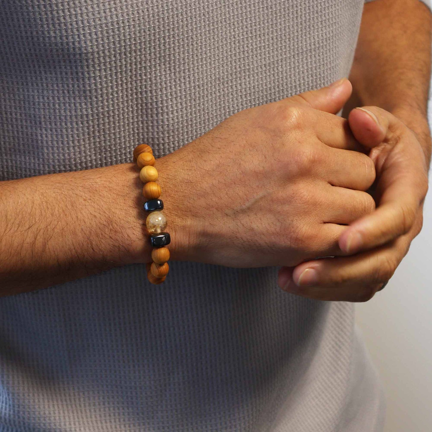 Solarplexus-Chakra-Armreif aus Zedernholz mit Citrin