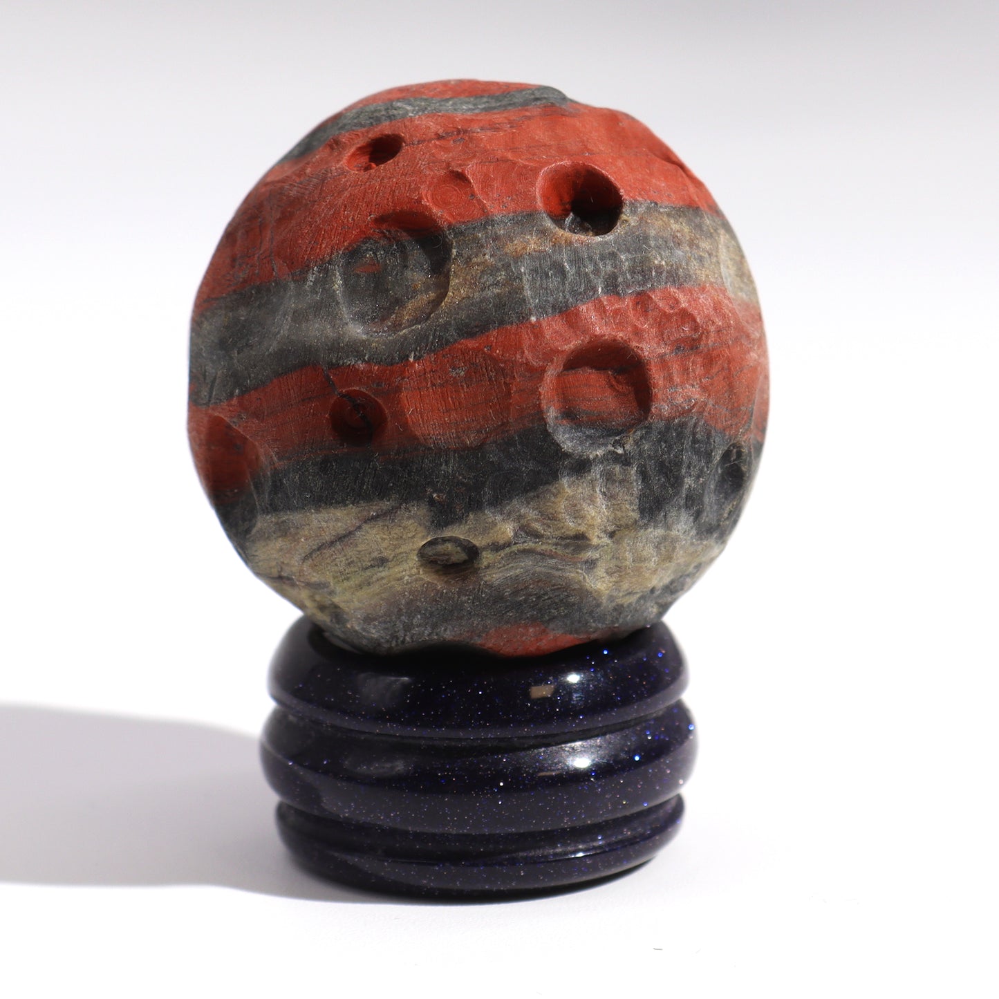 Roter Jaspis-Planet auf einem Sola-Goldstone-Ständer (MARS)