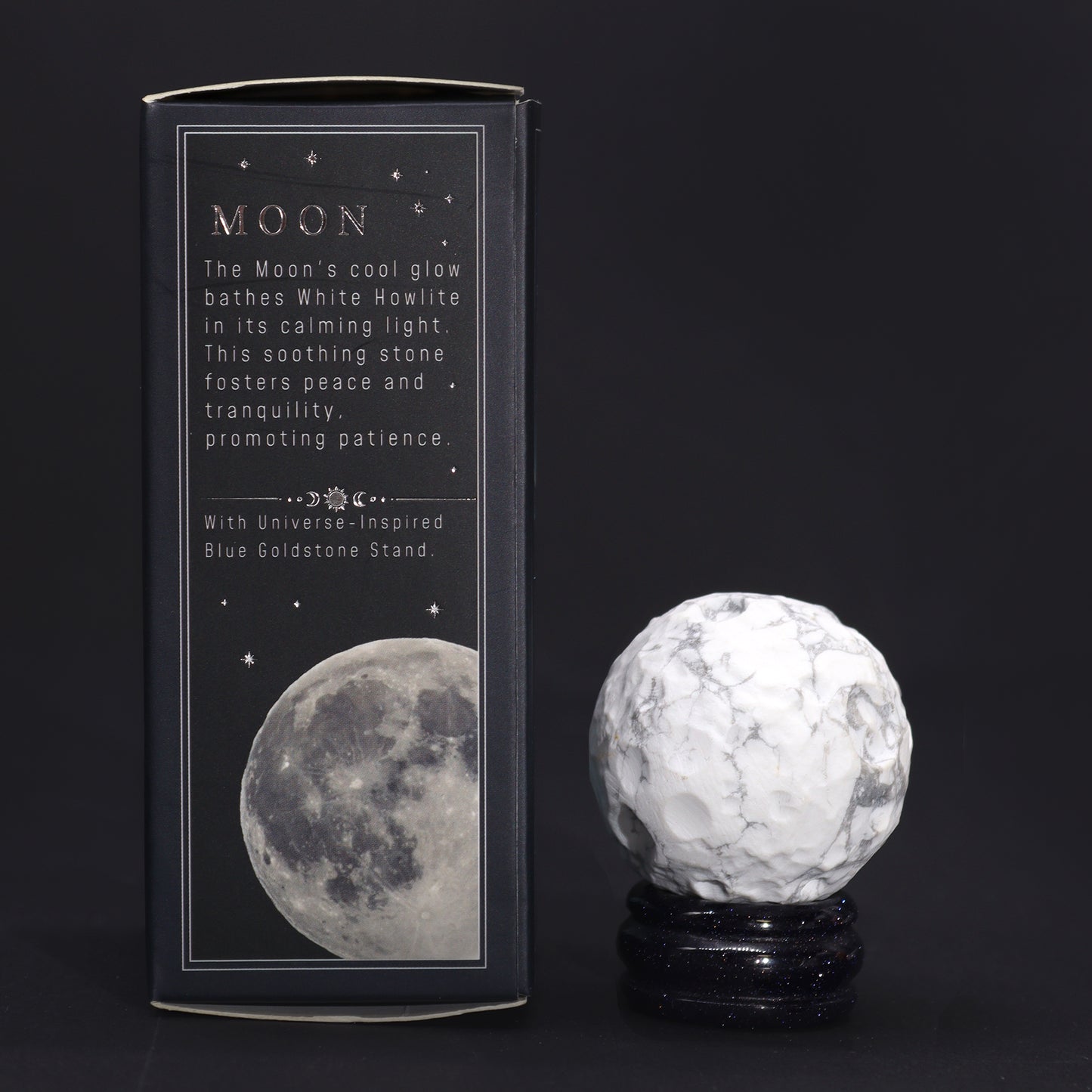 Weißer Howlith-Planet auf einem Sola-Goldstone-Ständer (MOND)