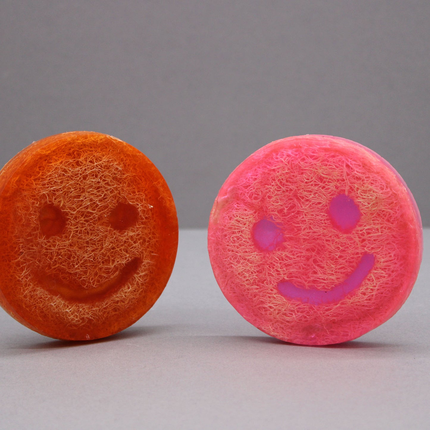 Happy Scrub Seife - Erdbeere &amp; Guave