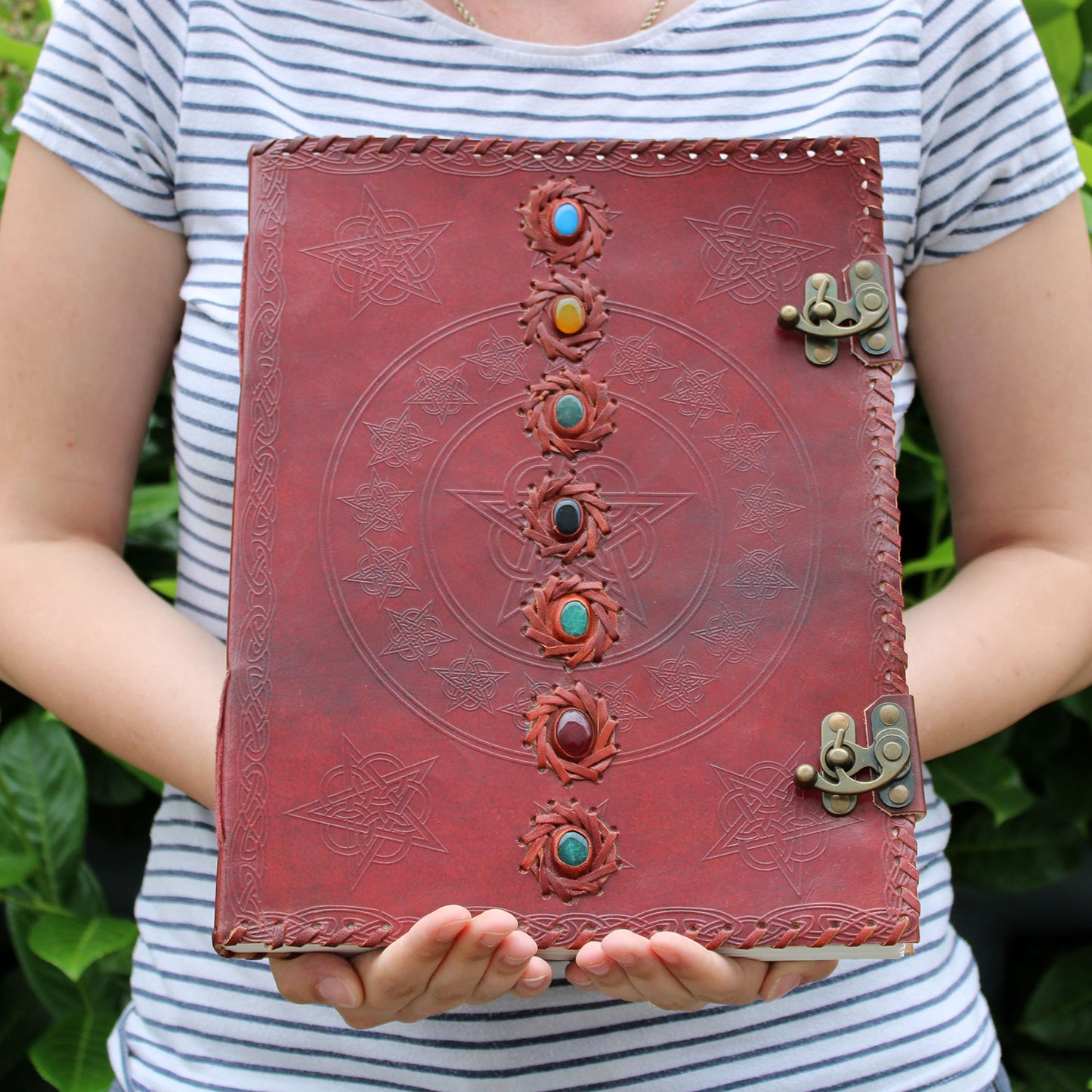 Riesiges 7-Chakra-Lederbuch – 10 x 13 (200 Seiten)