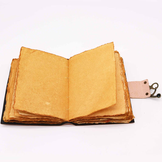 Leder-Notizbuch mit Büttenrand in den sieben Chakra-Farben